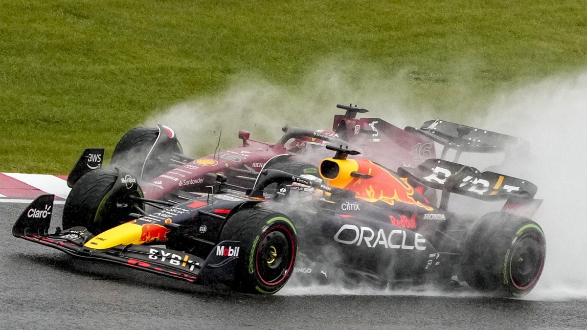 Max Verstappen y Charles Leclerc, durante su pulso bajo la lluvia en Suzuka