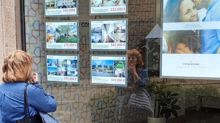Una mujer observa los anuncios de pisos en una inmobiliaria de Vigo. |   // MARTA G. BREA