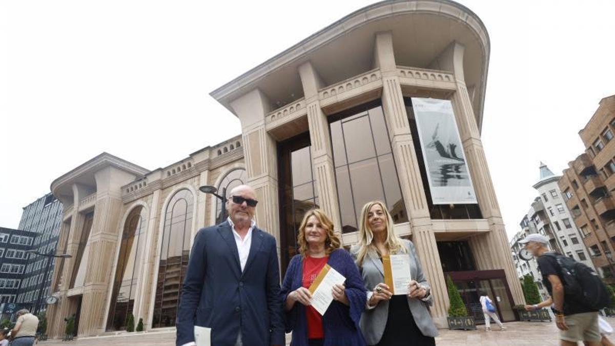 Por la izquierda, los directores de los tres coros, Joaquín Valdeón, Patricia Miriam Martínes y Silvia Martínez, ante el Auditorio Príncipe Felipe.