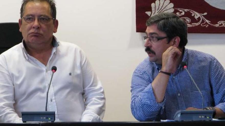 El alcalde, a la izquierda, junto a Jesús Veiga, ayer en el pleno. / la opinión