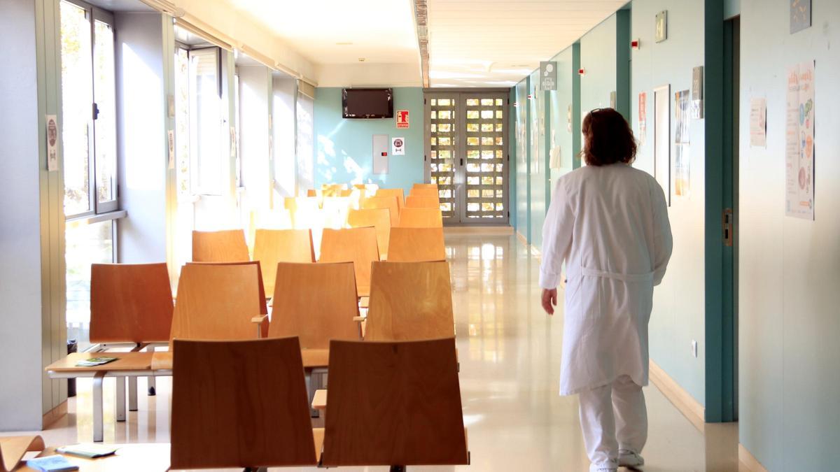 Una infermera camina per la sala d'espera d'Infermeria Familiar i Comunitària d'un centre d'atenció primària