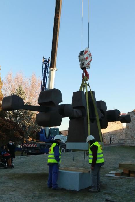 Istalación de la escultura "Equilibrio Horizonal"