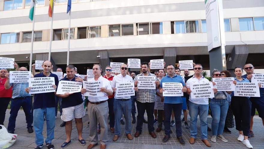 Los taxistas se concentran en Córdoba para protestar contra &quot;las irregularidades&quot; de Uber