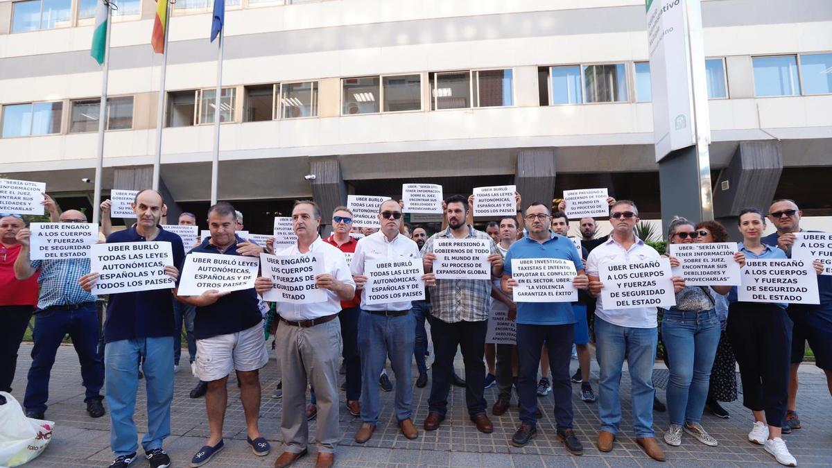 Taxistas cordobeses durante la concentración