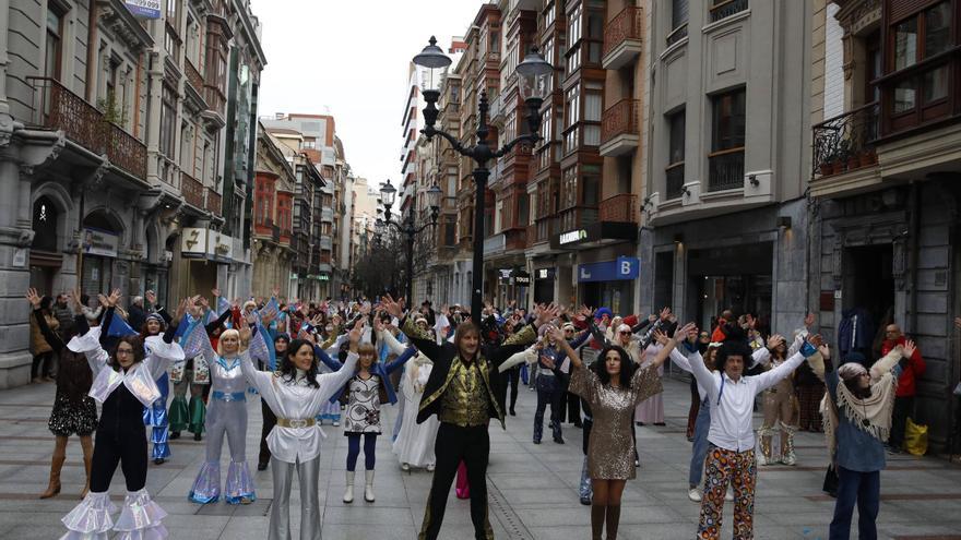 El multitudinario homenaje a ABBA en Gijón de la mano de Robert Taboada y sus bailarines aficionados, en imágenes