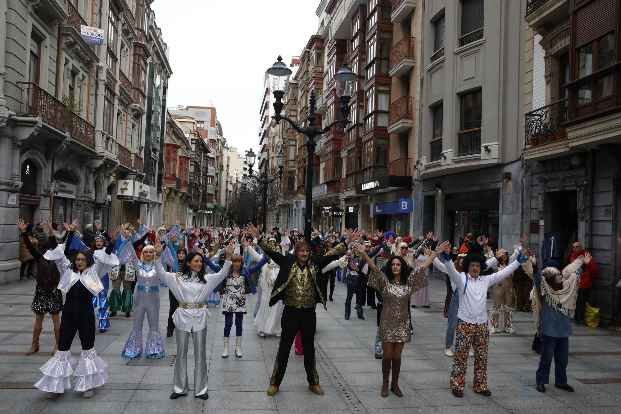 El multitudinario homenaje a ABBA en Gijón de la mano de Robert Taboada y sus bailarines aficionados, en imágenes