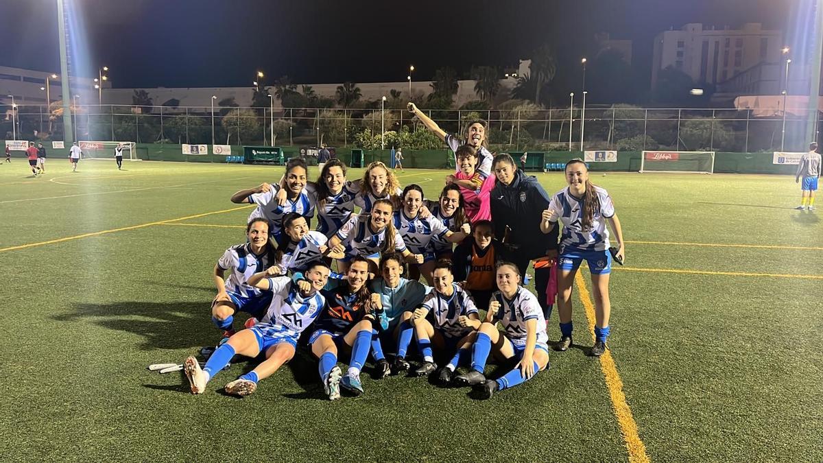 Fútbol. El Atlético Baleares femenino celebra su triunfo en Canarias.