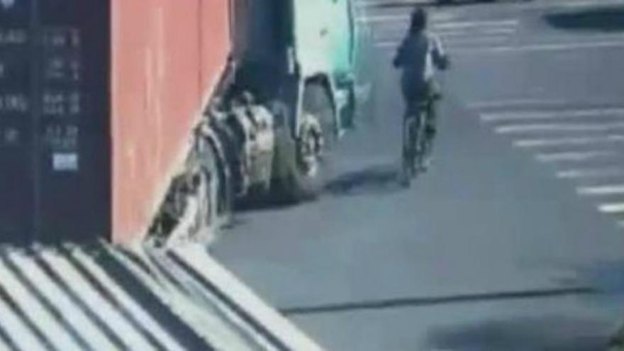 Un ciclista sale ileso tras ser atropellado por un tráiler en China