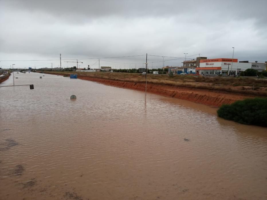 Rescatan a cuatro personas atrapadas en el túnel de la AP7 en Pilar de la Horadada