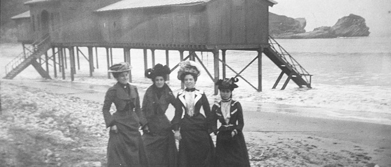 Cuatro mujeres delante del antiguo balneario de madera que ardió en 1912.