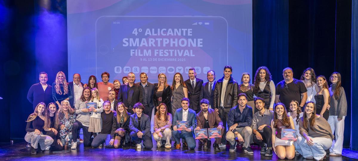 Foto de familia de los ganadores de la cuarta edición de Alicante Smartphone Film Festival
