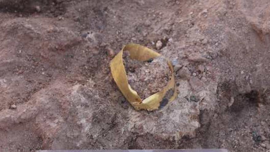 Hallan un brazalete de oro de la Edad de Bronce en el Cabezo