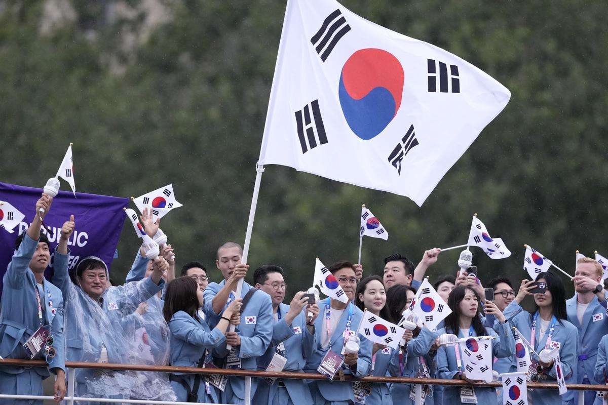 El equipo de Corea del Sur desfila a lo largo del río Sena en París, Francia, durante la ceremonia de apertura de los Juegos Olímpicos de Verano de 2024