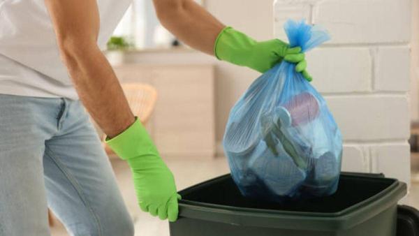 Llevas toda la vida colocando mal las bolsas de basura: este vídeo viral  muestra cómo hacerlo