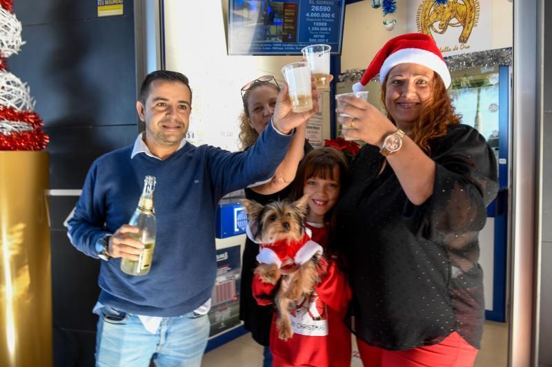 22-12-19  GRAN CANARIA. ZONA SUR. SAN BARTOLOME DE TIRAJANA. Seguimiento de la Loteria de Navidad en la Zona Sur, en la foto la Administracion de Loteria del Centro Comercial El Tablero que dio un 5º Premio. Fotos: Juan Castro.  | 22/12/2019 | Fotógrafo: Juan Carlos Castro