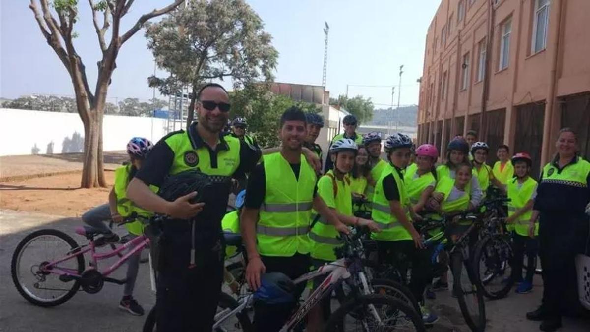 Ximo Amiguet, con escolares de la Vall d'Uixó.