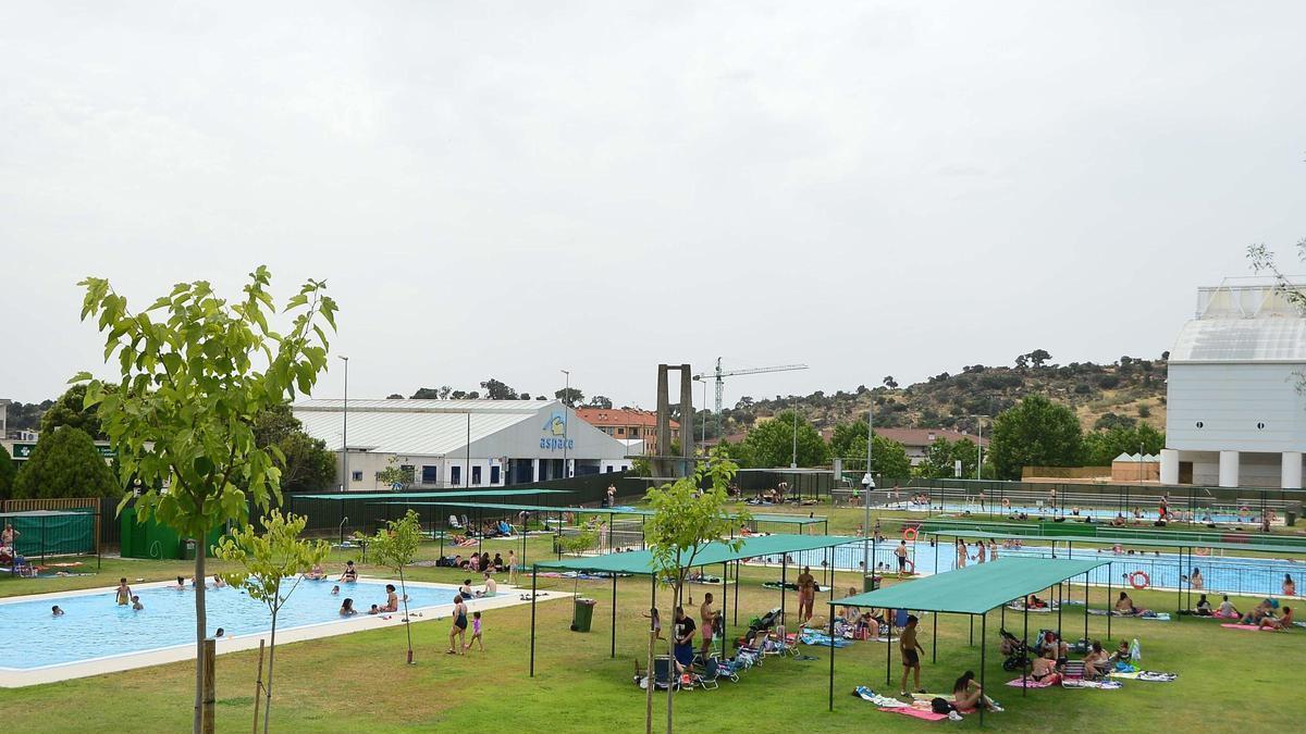 La piscina de Plasencia estrena el pago con tarjeta, pero solo para la entrada general.
