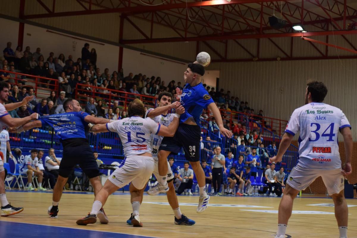 Javi Sanz, en acción en el partido de la primera vuelta entre el Confía Base y el Cisne.