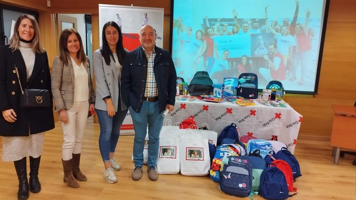 Por la izquierda, la edil de Servicios Sociales, Alba García, junto a la coordinadora de Servicios Sociales, Concepción Rodríguez, la voluntaria Yolanda Menéndez y el presidente de Cruz Roja en Cangas, Antonio Menéndez, en la entrega del material escolar.