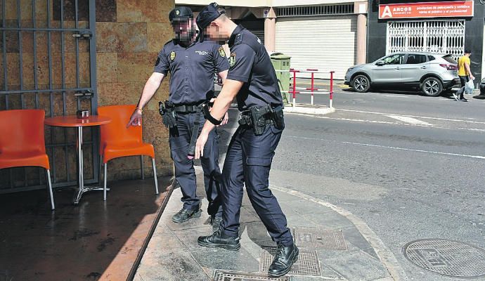 Arturo Fernández (izquierda) y Pablo R. (con una venda de torniquete) señalan el lugar en el que estaba el ladrón herido.