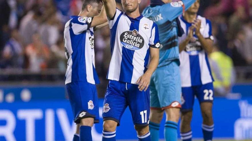 Borja Valle saluda a la grada tras un partido disputado en Riazor.