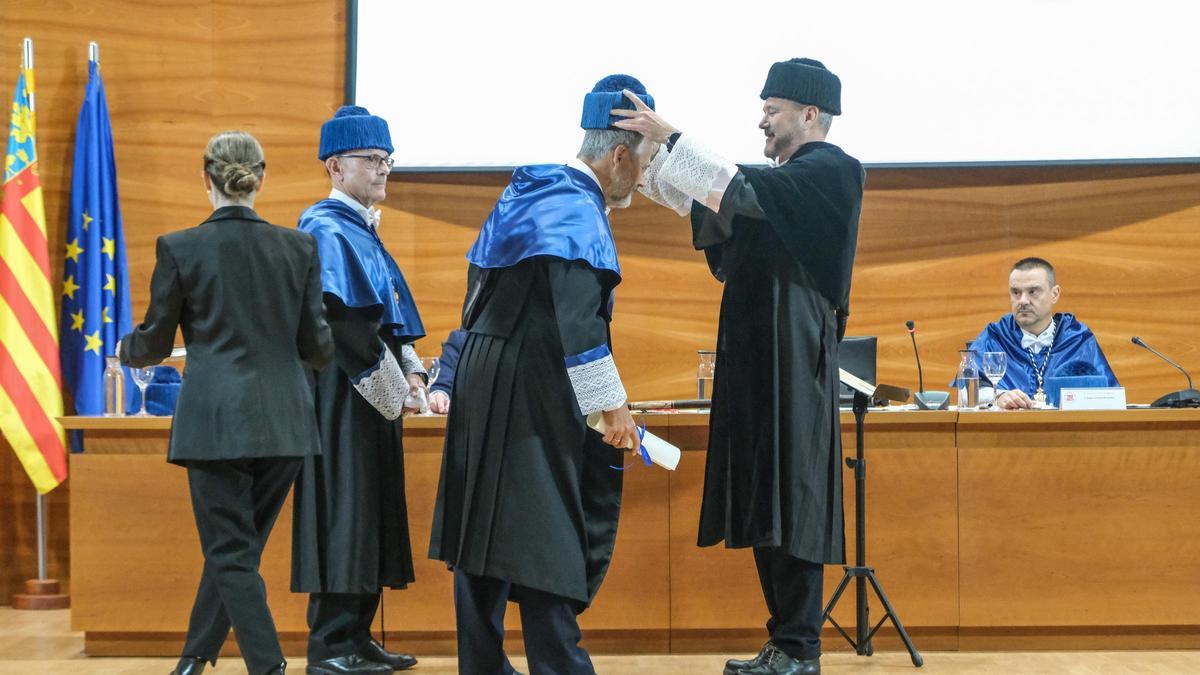 Así ha sido la ceremonia de investidura del científico Luis Serrano Pubul como Doctor Honoris Causa