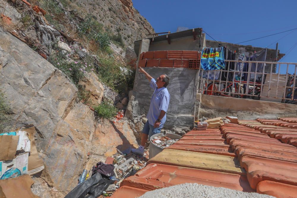 Socavones, grietas... los vecinos de la calle San Bruno de Callosa temen que se venga abajo. El Síndic de Greuges investiga qué van a hacer las administraciones ante la denuncia de treinta familias qu