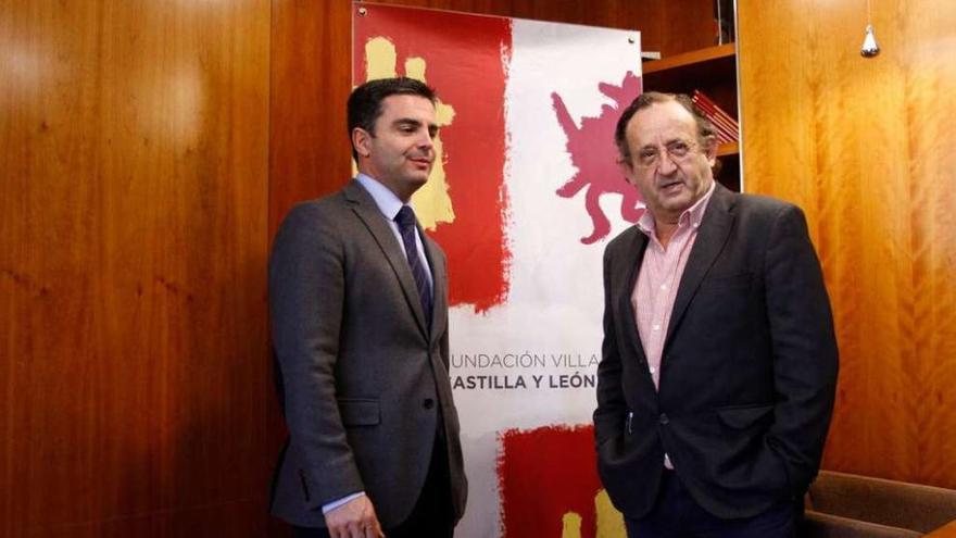 El presidente de la Fundación Villalar, Juan Zapatero, y el integrante del jurado, Francisco Somoza.