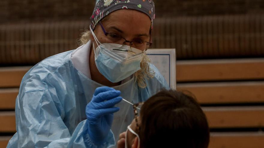 Una sanitaria realiza un test de antígenos.