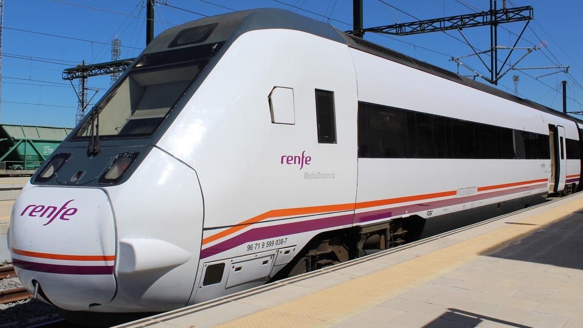 Un tren de la flota de Media Distancia a Extremadura, impecable tras salir del taller.