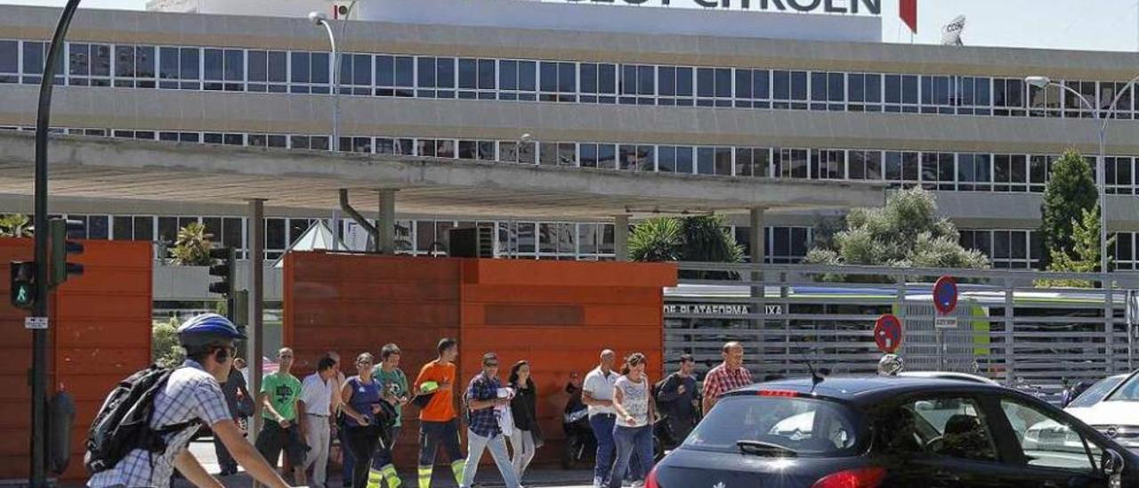 Trabajadores del centro de Vigo de PSA Peugeot Citroën, en el cambio de turno de la tarde. // Jorge Santomé