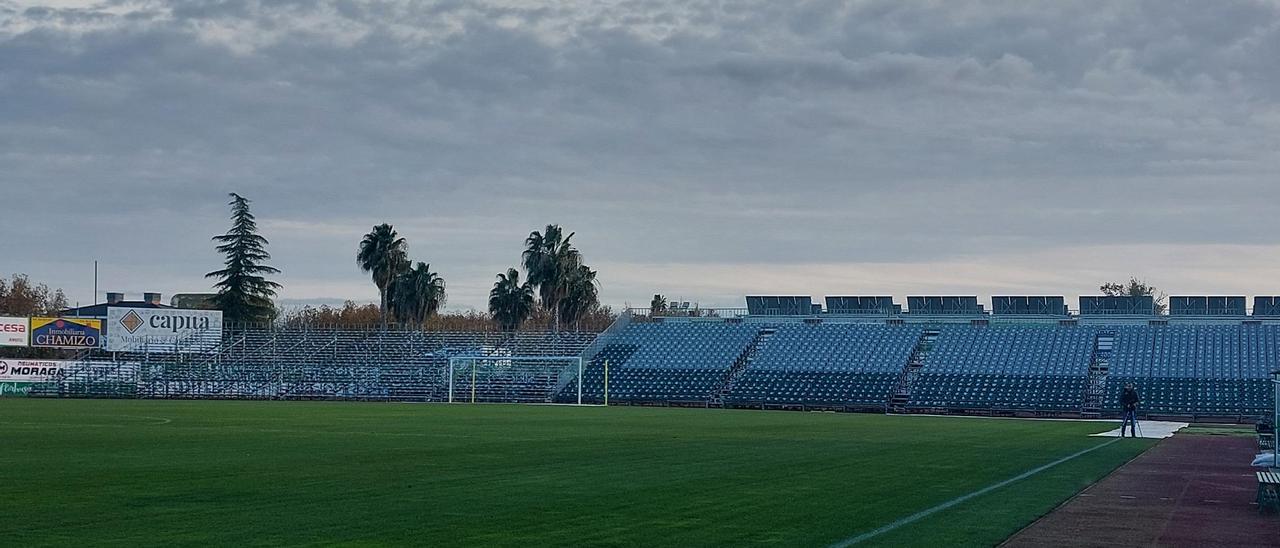 Instalación de gradas supletorias en el Municipal Villanovense para este miércoles.