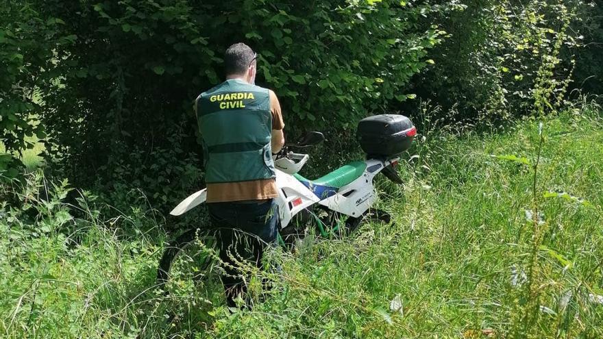 Un agente con la motocicleta sustraída y recuperada en La Franca.