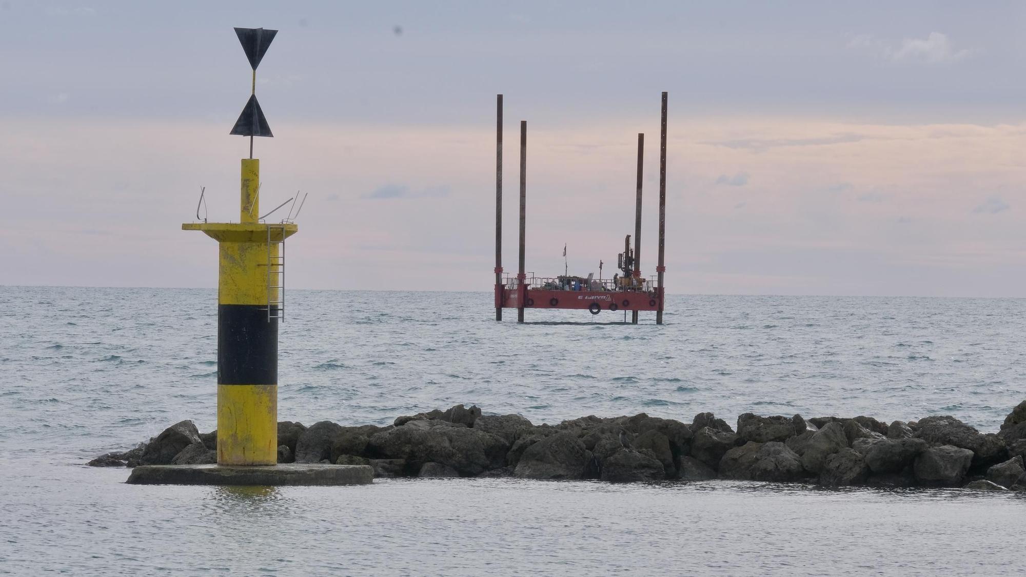 FOTOS: Una gran plataforma se instala en la bahía de Palma para prolongar el emisario de aguas sucias más allá de la pradera de posidonia