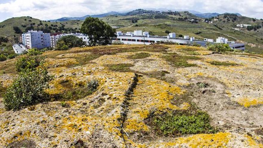 En la imagen, una de la decena de cuevas que perimetran el Lomo de San Gregorio, hoy en medio de la urbanización Ciudad del Campo, en la carretera de Tamaraceite a Teror.  |josé carlos guerra