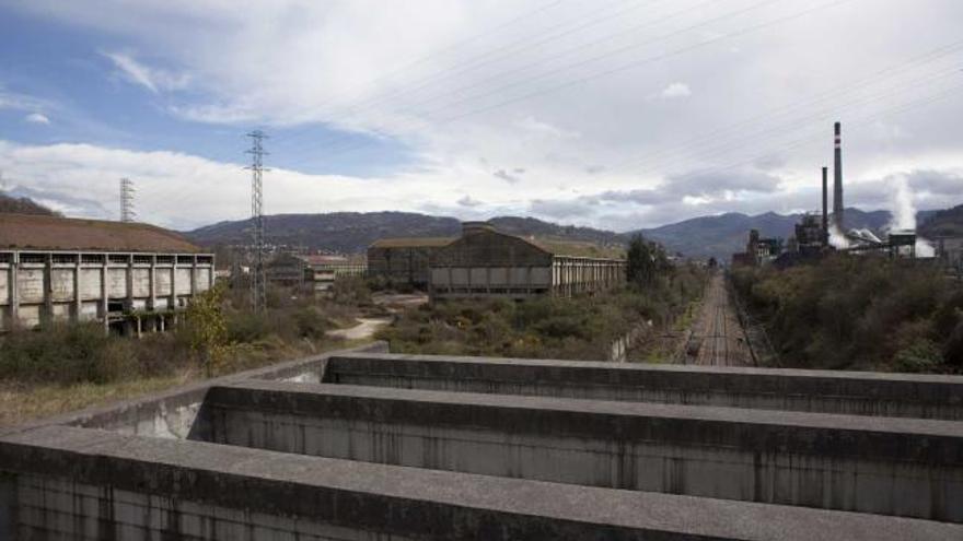 Los edificios que quedan en pie del complejo industrial de Nitrastur, en Langreo.