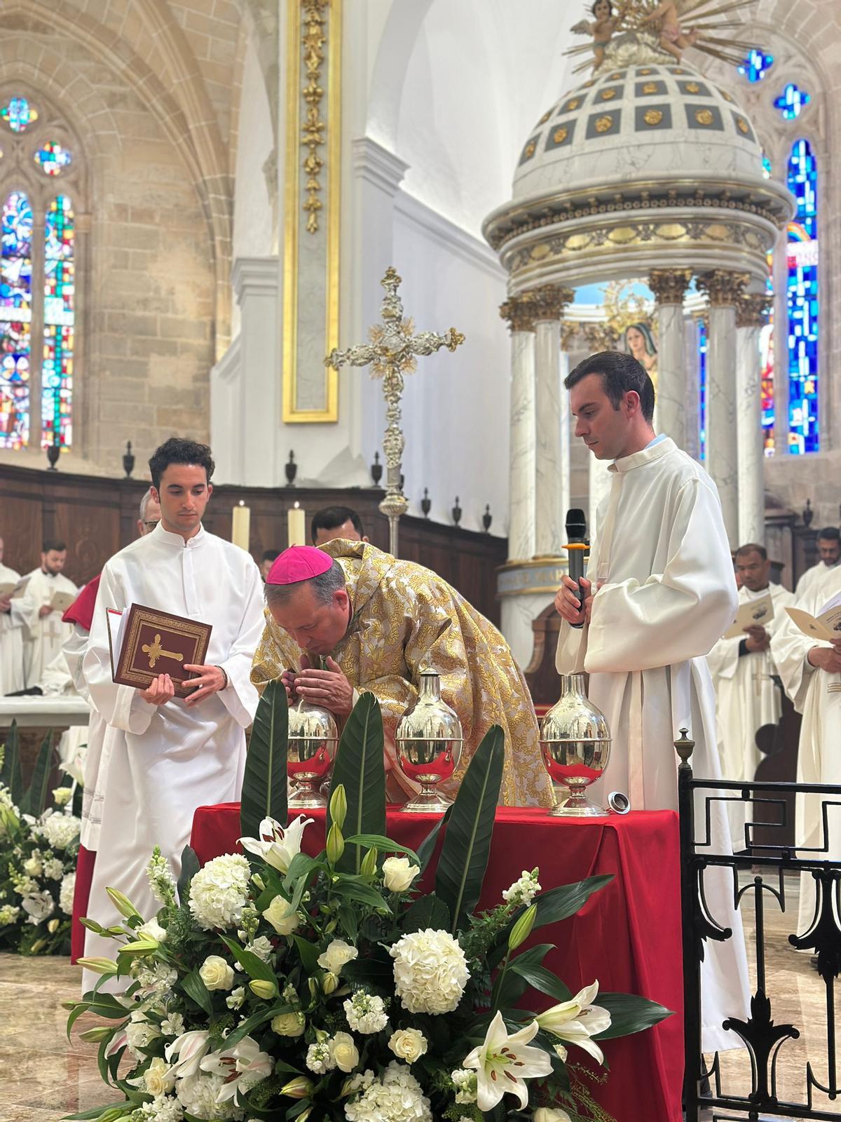 Todas las imágenes de la Misa Crismal en la Catedral de Ibiza.