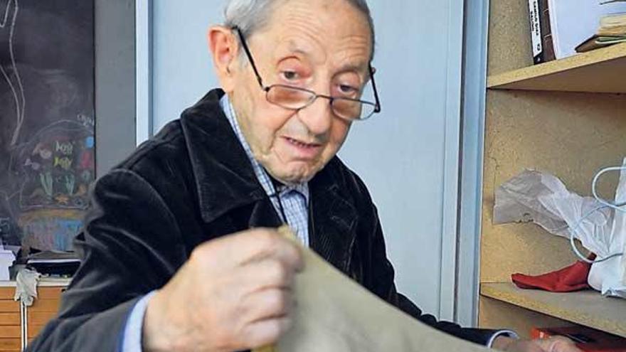 Isaac Díaz Pardo sostiene una bandera de Galicia del Batallón Gallego, de la Guerra Civil.  // Juan Varela