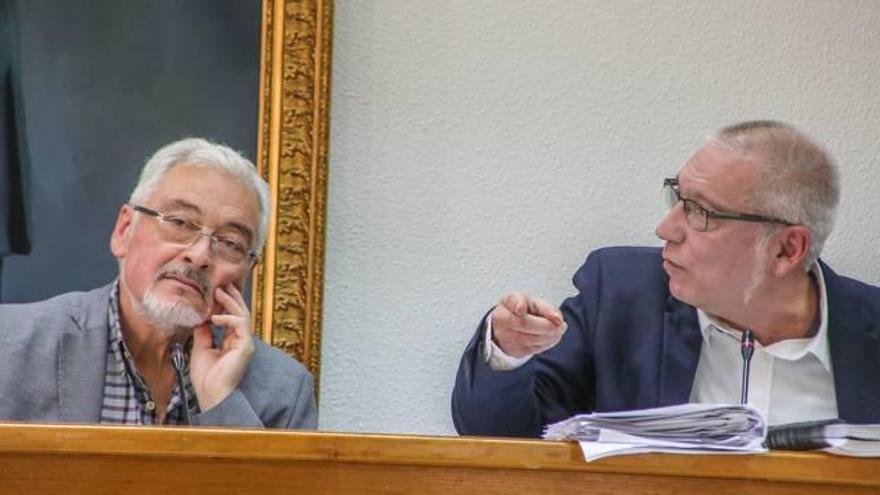 Imagen del alcalde José Manuel Dolón, junto al edil de Hacienda, José Hurtado, en el pleno.