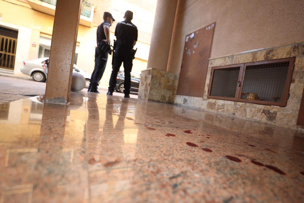 El rastro de sangre que dejó la víctima tras recibir las puñaladas cuando salió de la vivienda a buscar ayuda