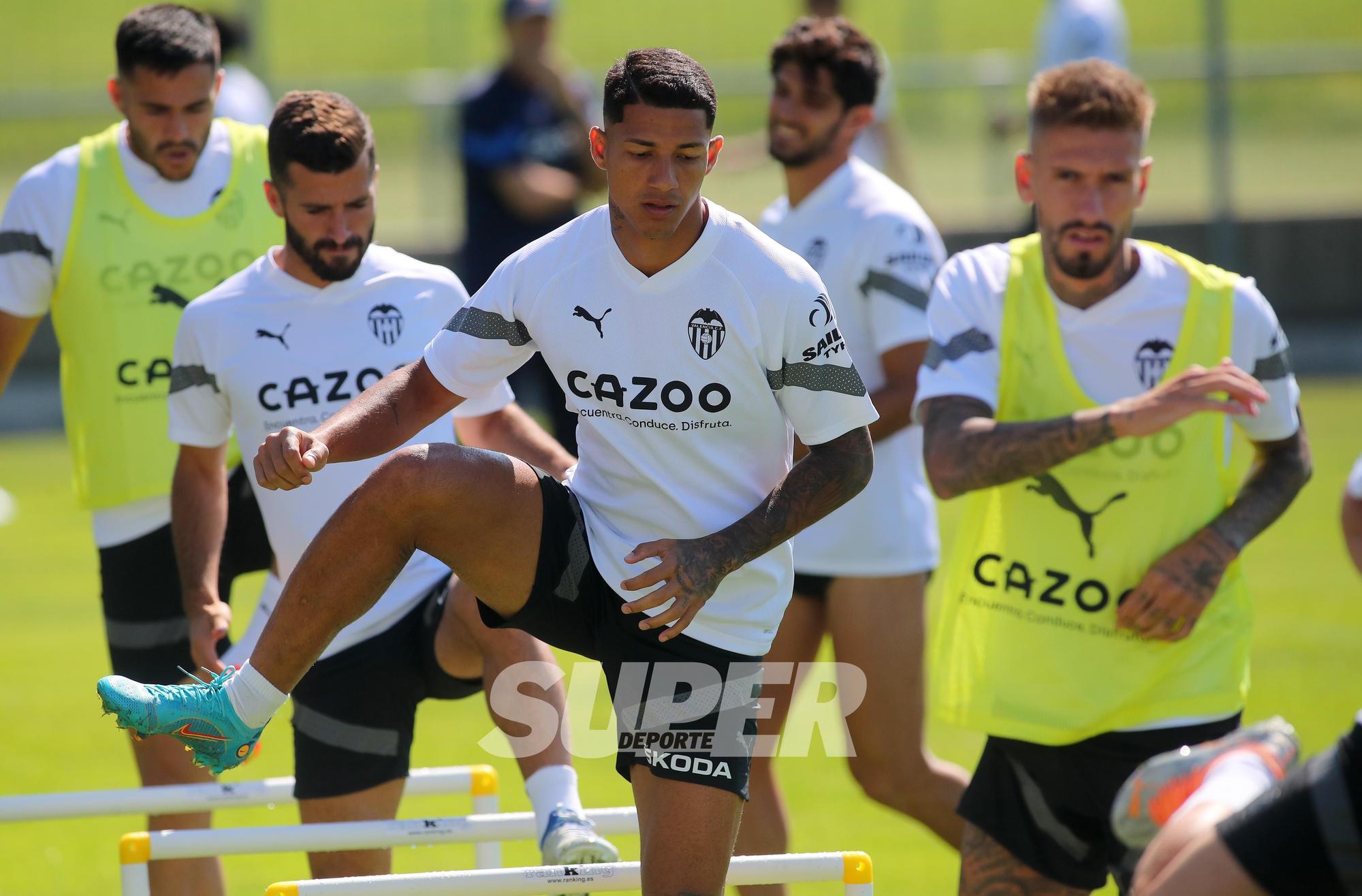 Así ha sido el primer entrenamiento del Valencia CF en tierras suizas