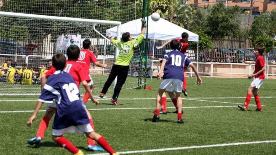 Una de las pistas de la Ciudad Deportiva con césped artificial.