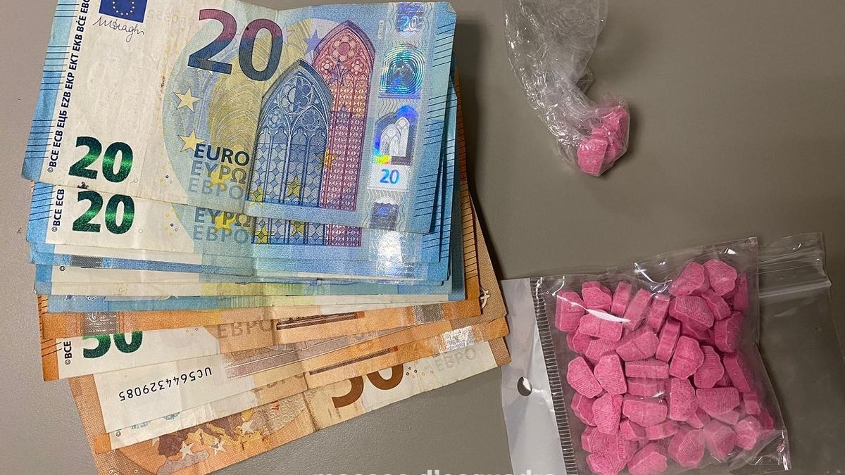 El material intervingut pels Mossos d'Esquadra, un total de 80 pastilles