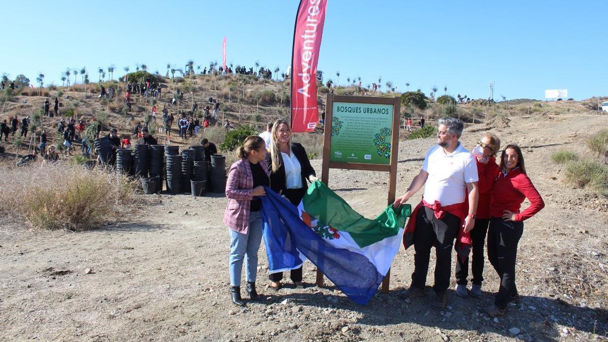 Las ediles de Medio Ambiente y Parques y Jardines, Arancha López y Laura Moreno, en la jornada de plantación.