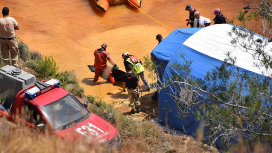 Rescate de uno de los cadáveres en el lago Rojo de Chipre| EFE