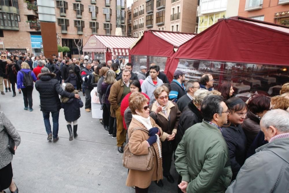 Reparto de pasteles de carne en la plaza del Romea