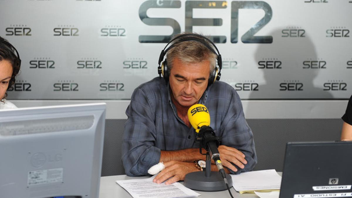 En la imagen, Carles Francino presentando su programa en la Cadena Ser.