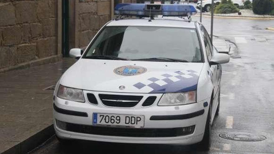 El nuevo Saab de la policía de Cambados.  // J.L.Oubiña