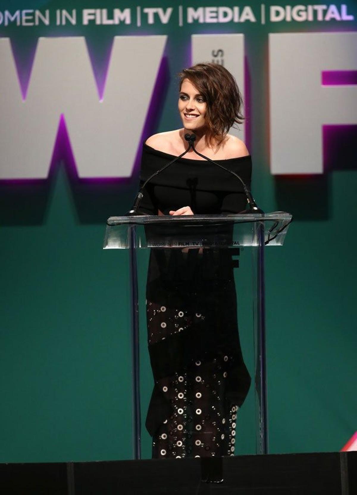 Kristen Stewart presentó uno de los premios en la gala de los premios Crystal + Lucy 2015