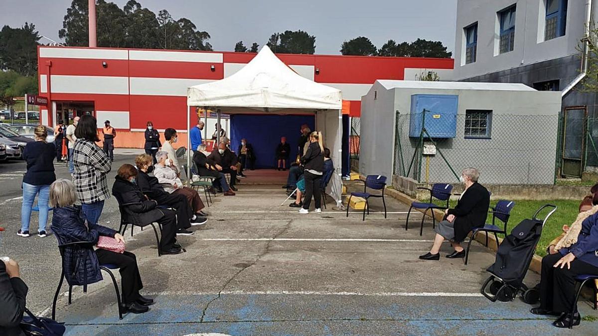 Sala de espera exterior habilitada en el centro de salud de Acea da Ama. |   // L.O.